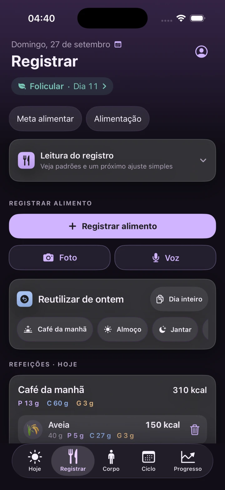 Aba Registrar em modo escuro: botões Registrar alimento, Foto e Voz, opções para reutilizar refeições e o café da manhã registrado.